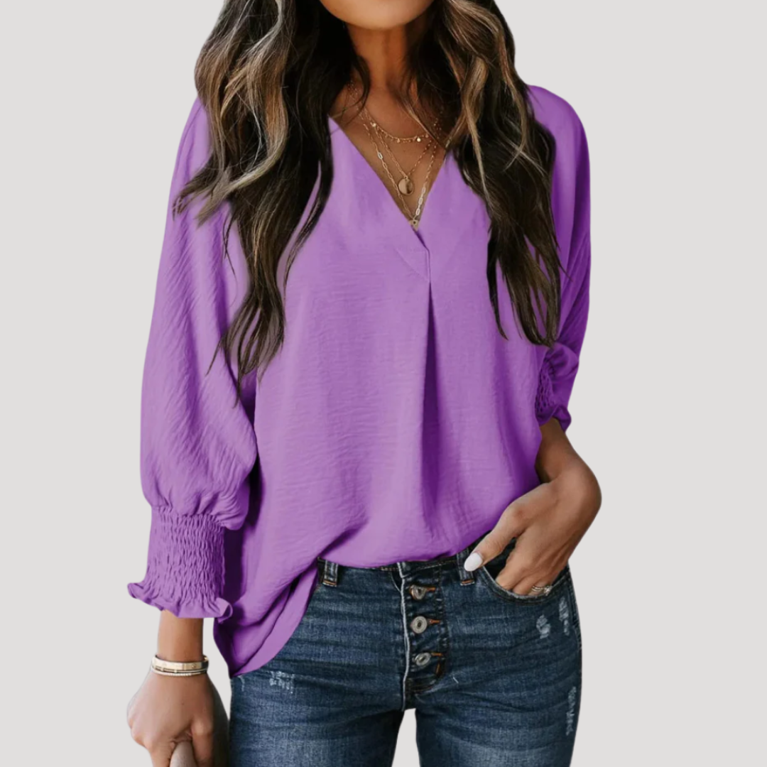 Astrid | Hvid Bluse Dame med V-Hals & Smocket Manchetter | Løs Pasform til Komfortable Forårs- og Sommerdage 8