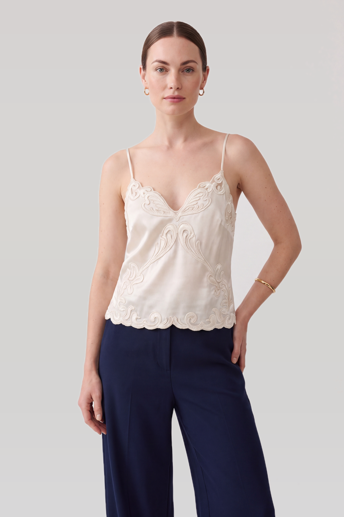 Blonde camisole top dame i hvid satin med barok broderi, set forfra