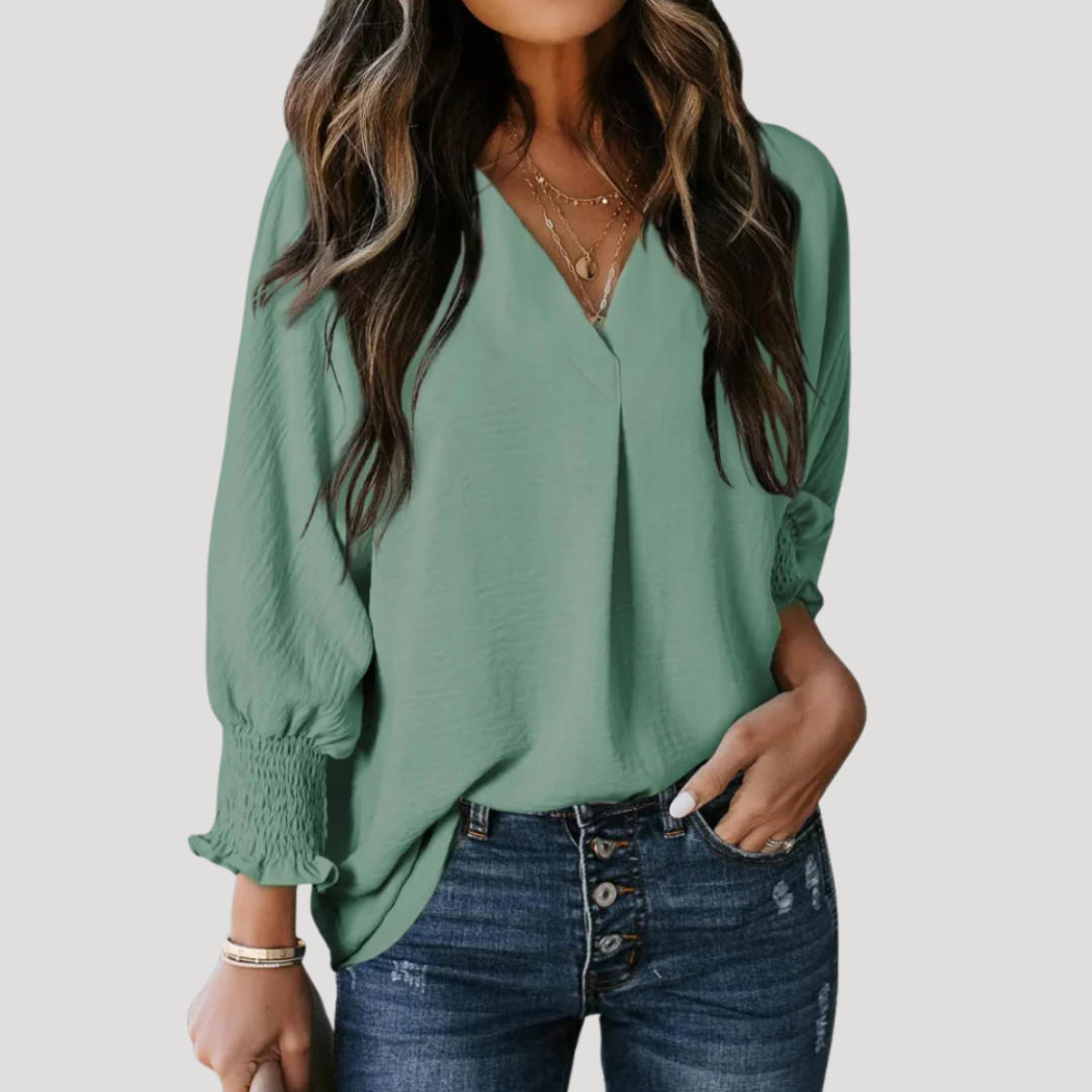 Astrid | Hvid Bluse Dame med V-Hals & Smocket Manchetter | Løs Pasform til Komfortable Forårs- og Sommerdage 9