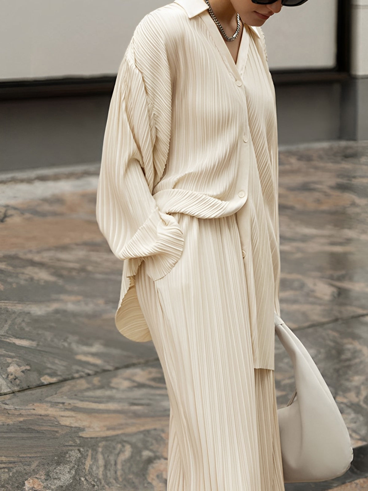 Plisséret Sæt Dame 2-Delt – Oversized Skjorte og Vidben Bukser, Beige