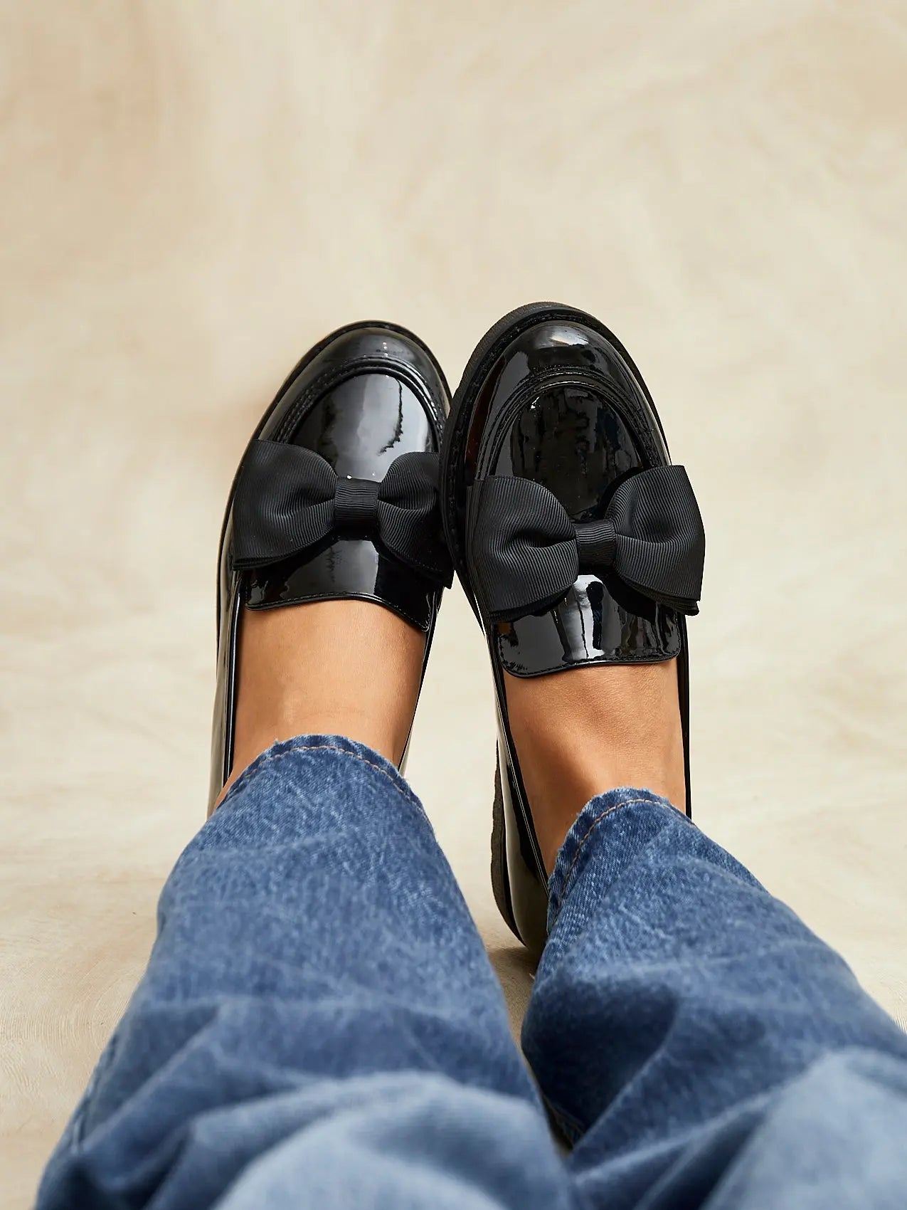 Elegant Slip-On Loafers i Sort Lak med Stofbow Detalje | Komfortabel Hverdagssko til Kvinder 1