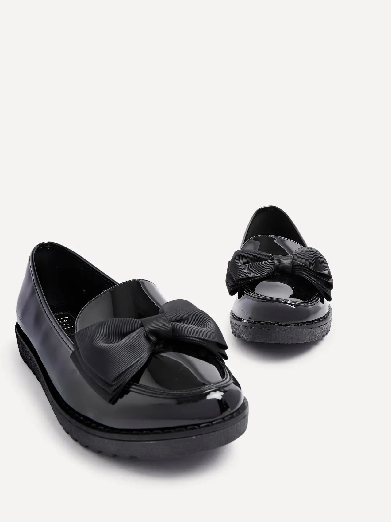 Elegant Slip-On Loafers i Sort Lak med Stofbow Detalje | Komfortabel Hverdagssko til Kvinder 4