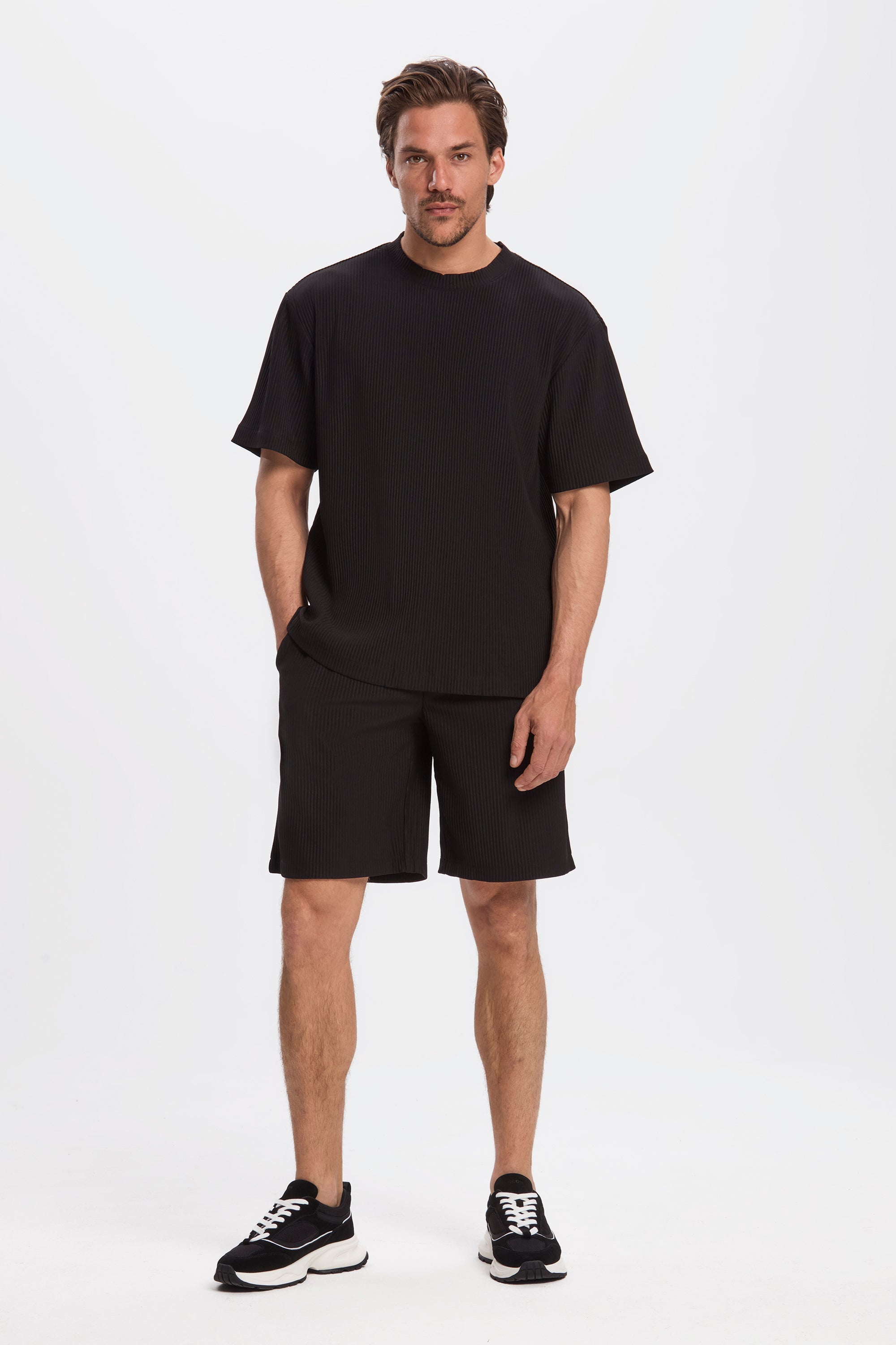 Pleated T-Shirt til Mænd - Letvægts, Afslappet Pasform med Rund Hals 1