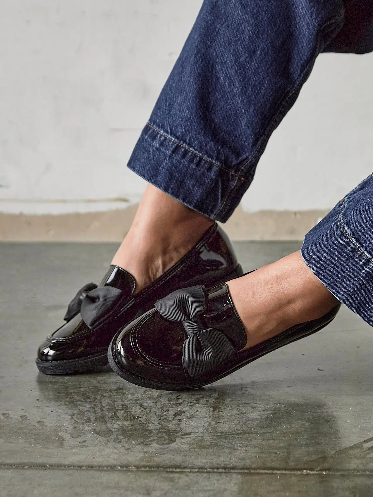 Elegant Slip-On Loafers i Sort Lak med Stofbow Detalje | Komfortabel Hverdagssko til Kvinder 6