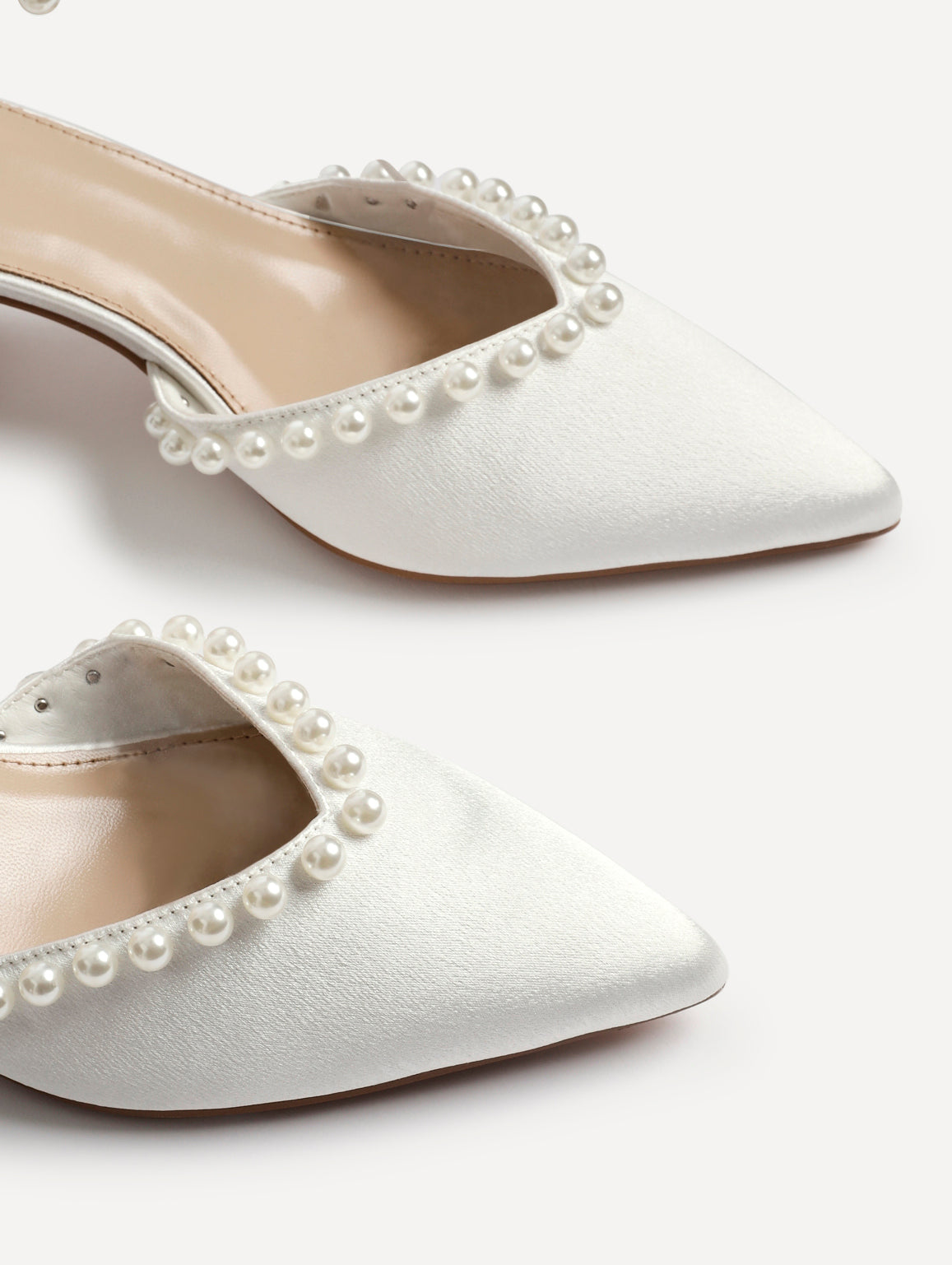 Brudesko Dame Ivory Satin – Perle Pumps med Ankelrem