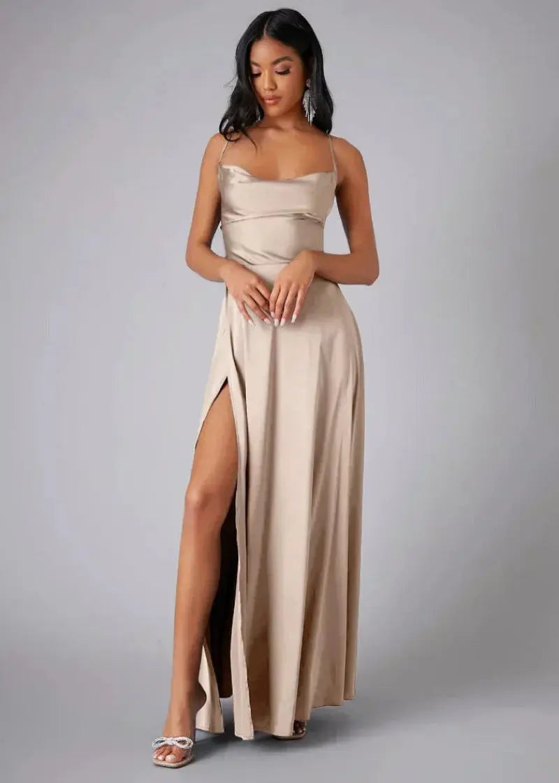 Selma Galla Maxi Kjole Dame – Satinlook med Åben Ryg & Slids  Panorla