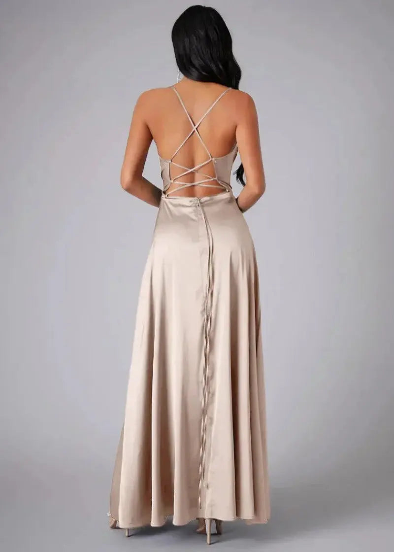 Selma Galla Maxi Kjole Dame – Satinlook med Åben Ryg & Slids  Panorla