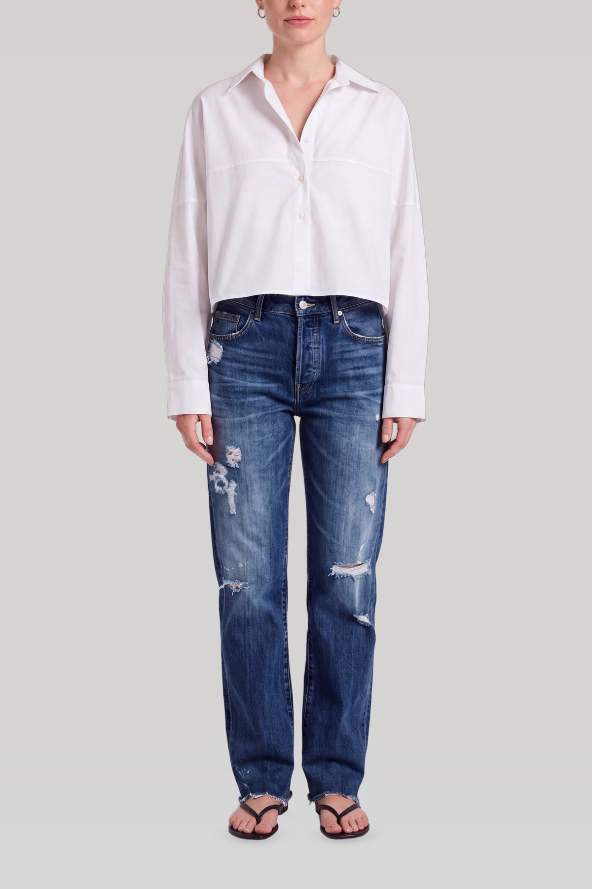 Mørkeblå ripped jeans dame set forfra med knaplukning og slidte detaljer