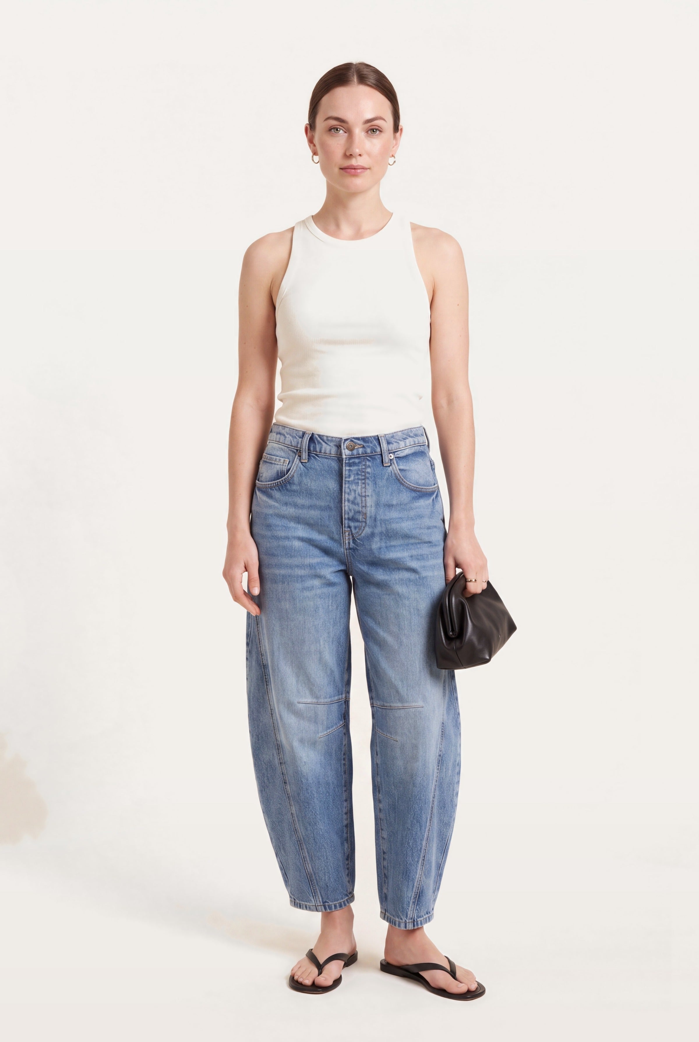Barrel leg jeans dame i blå denim med mellemhøj talje, set forfra i fuld længde