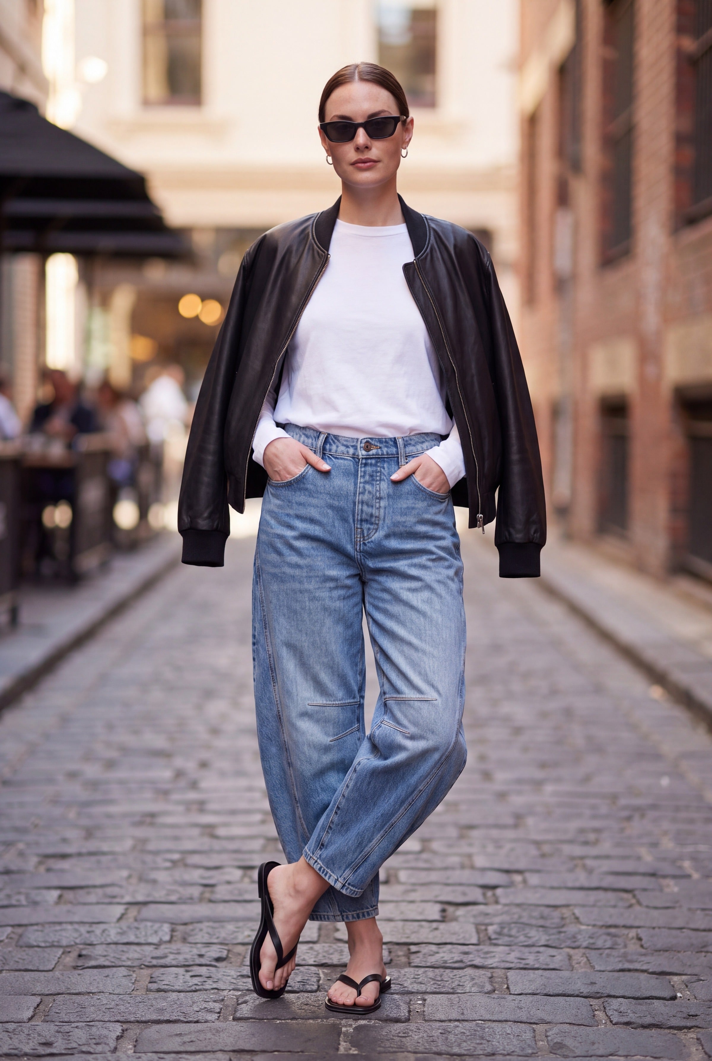 Barrel leg jeans dame i blå denim styles med hvid T-shirt og sort læderjakke