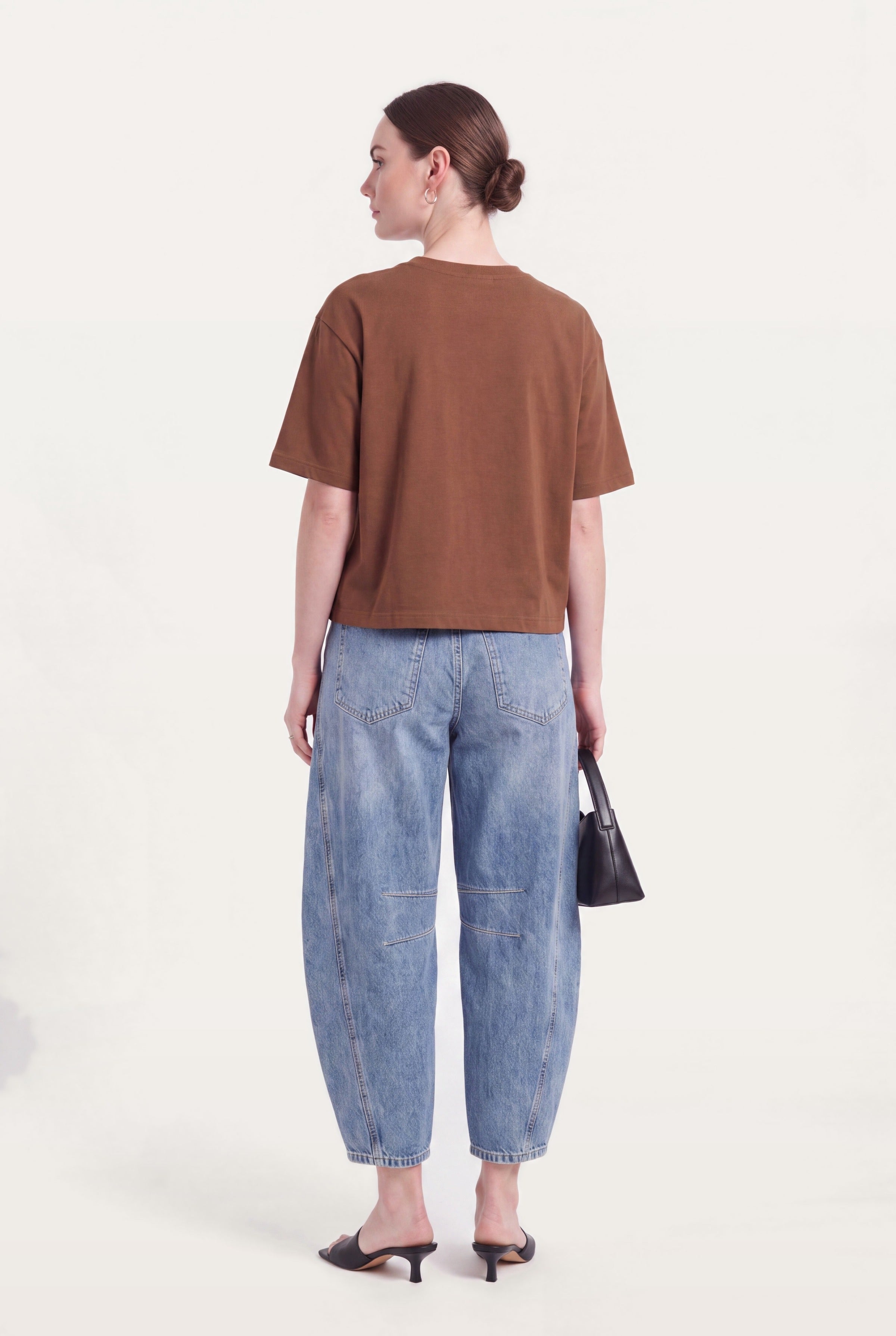 Barrel leg jeans dame set bagfra styles med brun top og hæle