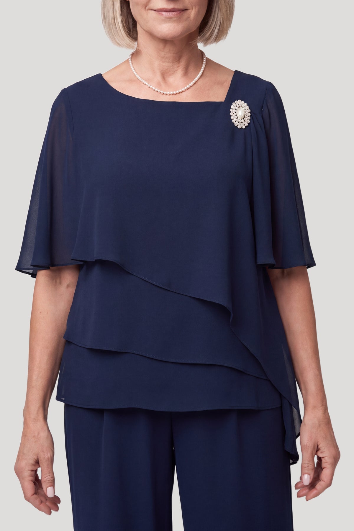 Navy chiffon tunika med tre asymmetriske lag, halvfigur