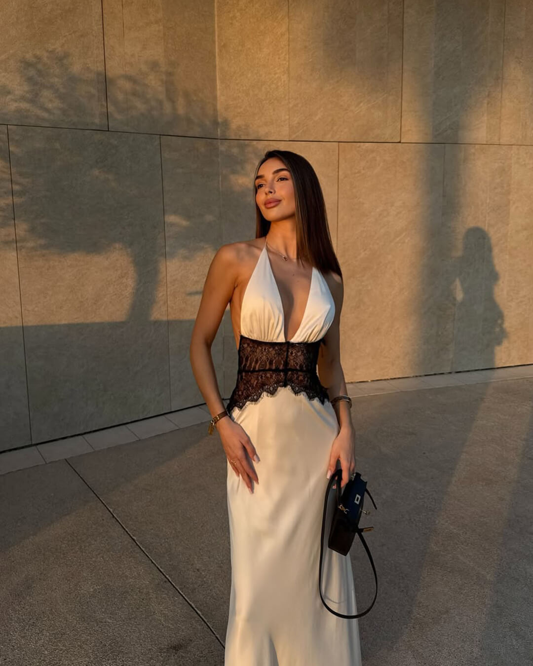 Satynowa Sukienka Maxi Damska – Halter, Koronkowa Talia, Odkryte Plecy