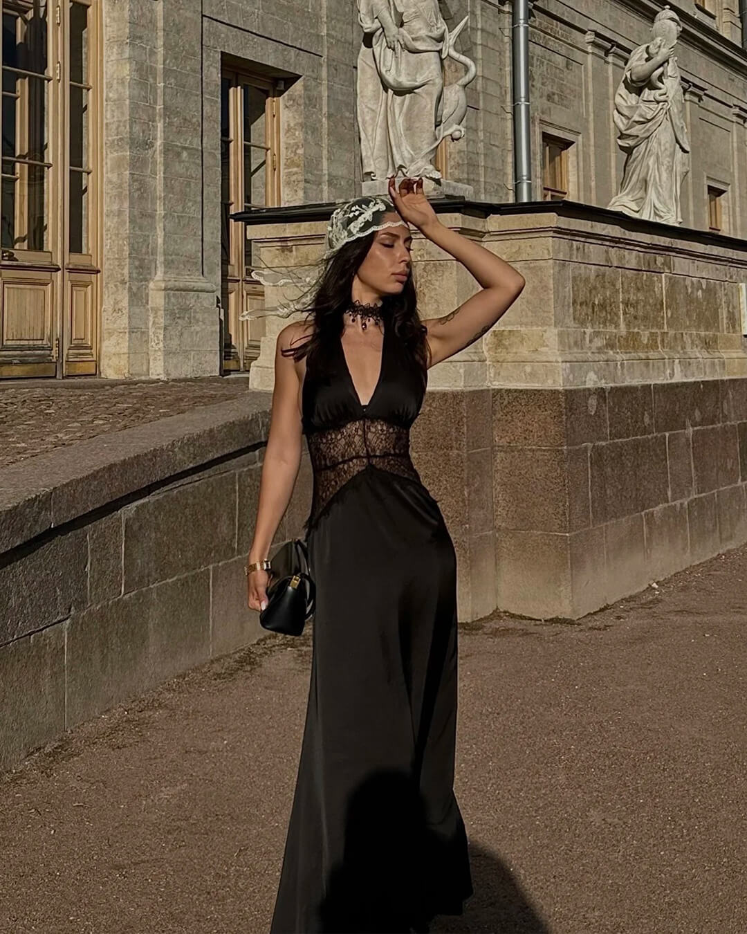 Satynowa Sukienka Maxi Damska – Halter, Koronkowa Talia, Odkryte Plecy