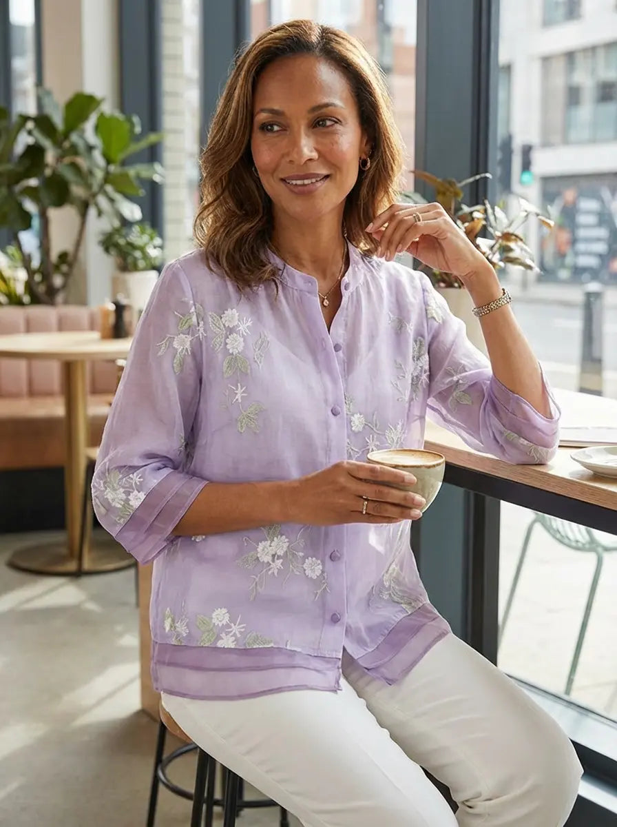 Alba | Bluse Dame med 3/4 Ærmer & Smock Detalje | Let Sommerbluse til Komfort og Stil 3