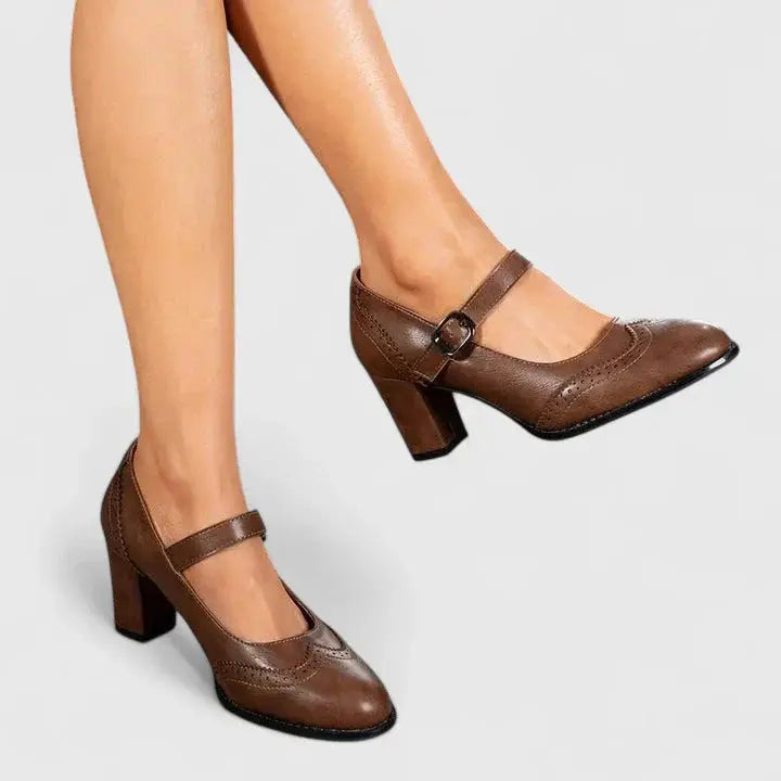 Klassisk Mary Jane Pumps med Blok Hæl og Brogue Detaljer | Tidløs Elegance til Hverdag og Fest 1