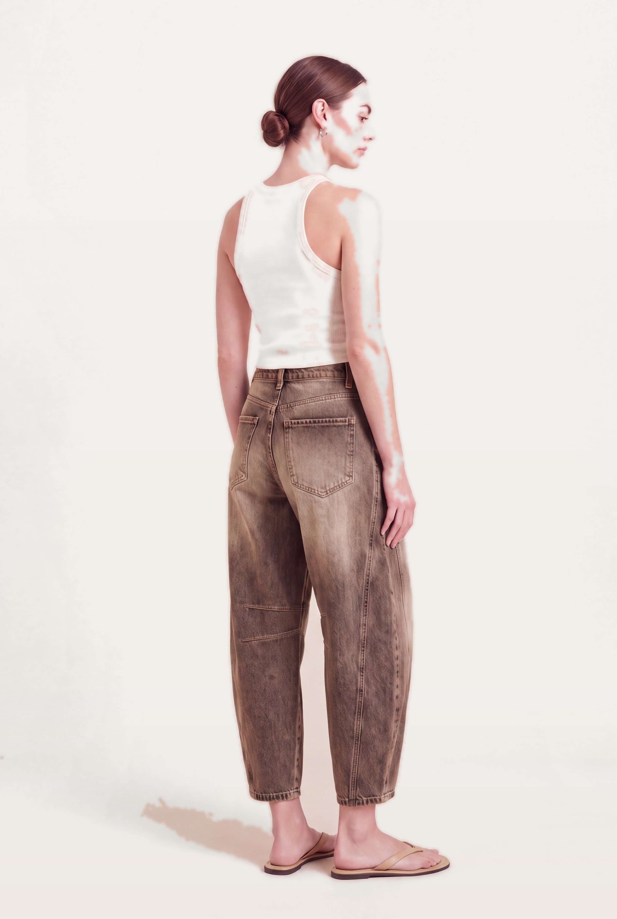 Barrel leg jeans dame i brun denim set bagfra med to påsyede baglommer