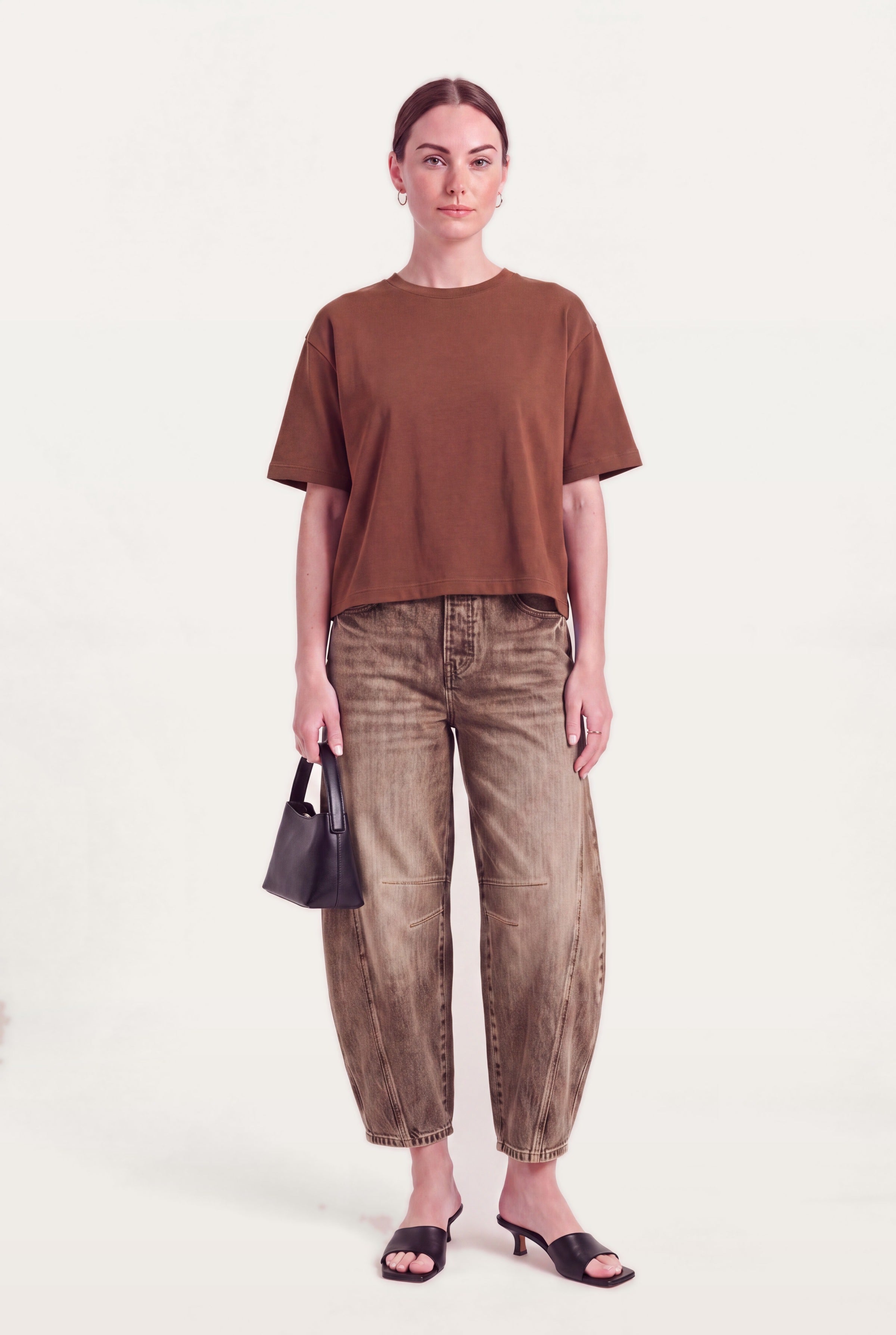 Barrel leg jeans dame i brun denim styles med brun top, lille taske og hæle