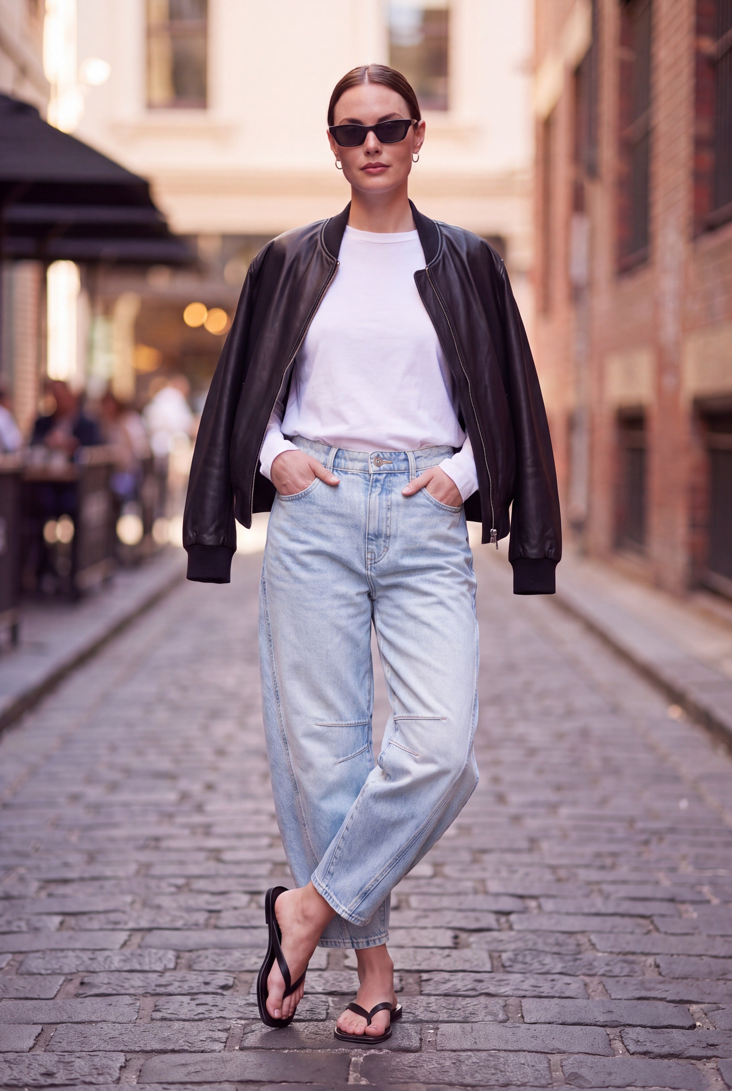Barrel leg jeans dame i lyseblå denim styles med hvid T-shirt og sort læderjakke