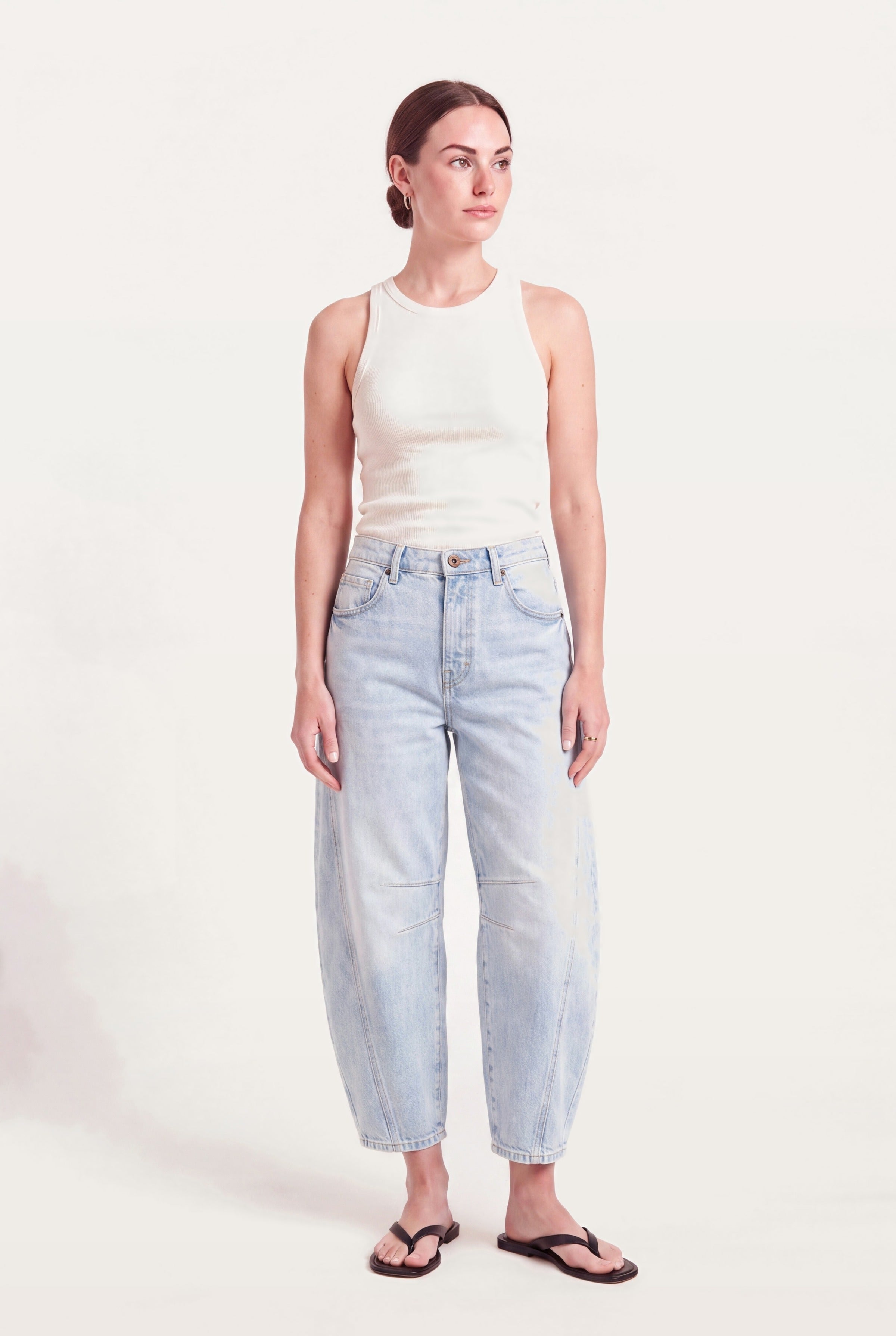 Barrel leg jeans dame i lyseblå denim forfra, buet barrel-ben og ankellængde