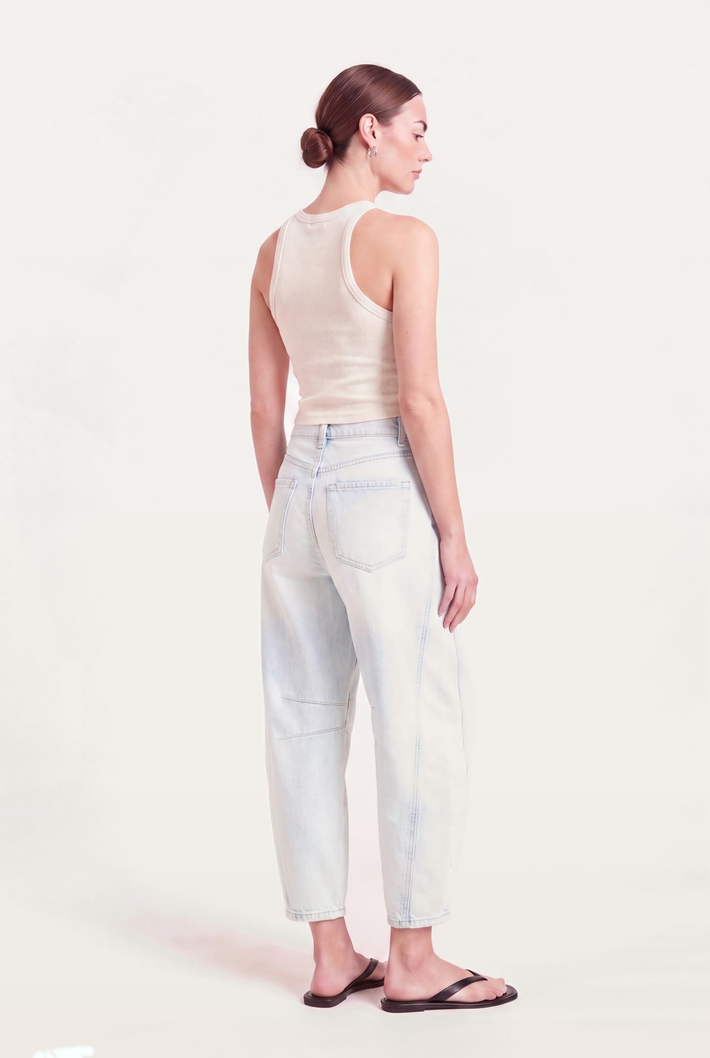 Barrel leg jeans dame i lyseblå denim set bagfra med to påsyede baglommer