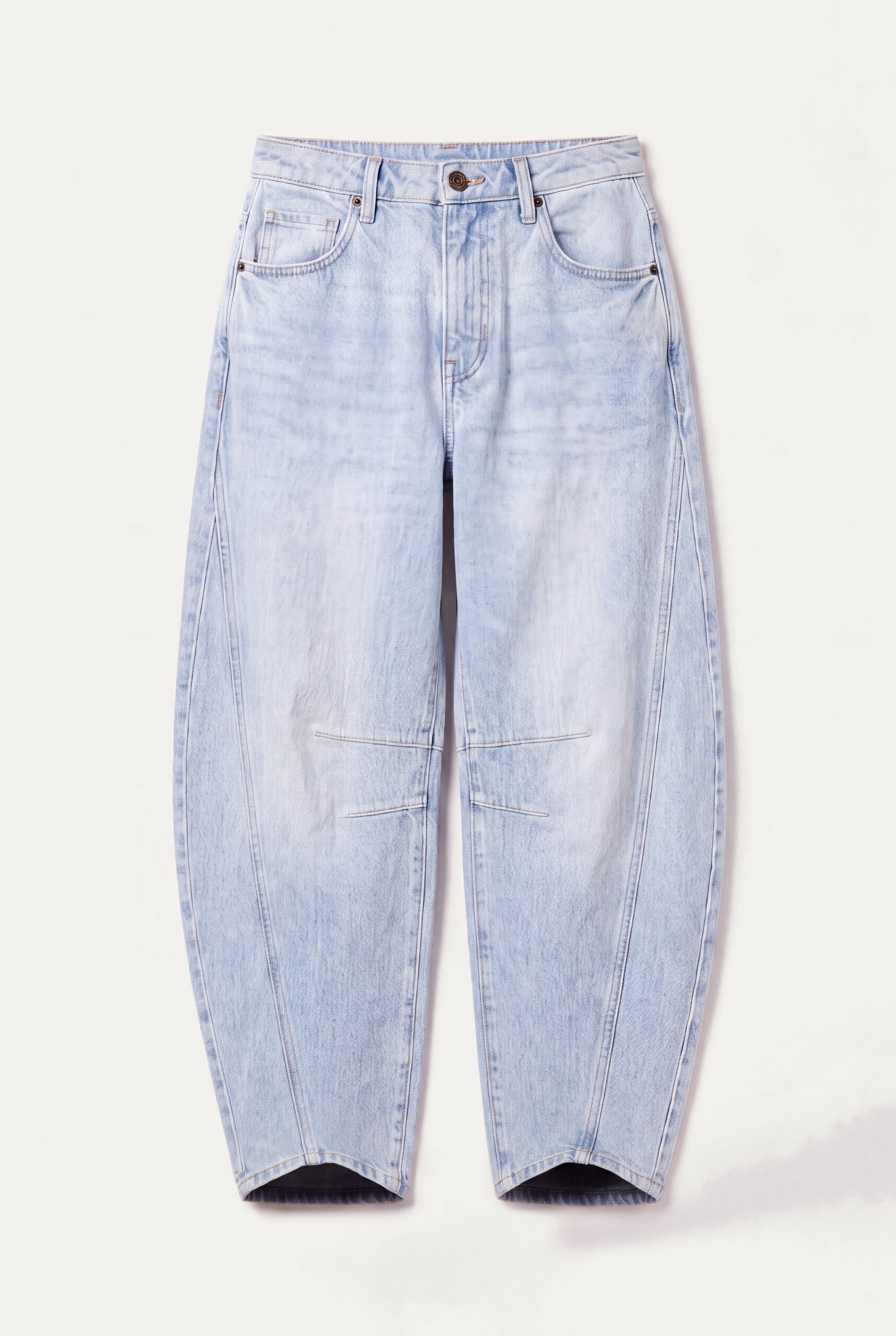 Barrel leg jeans dame i lyseblå denim, produktbillede lagt fladt