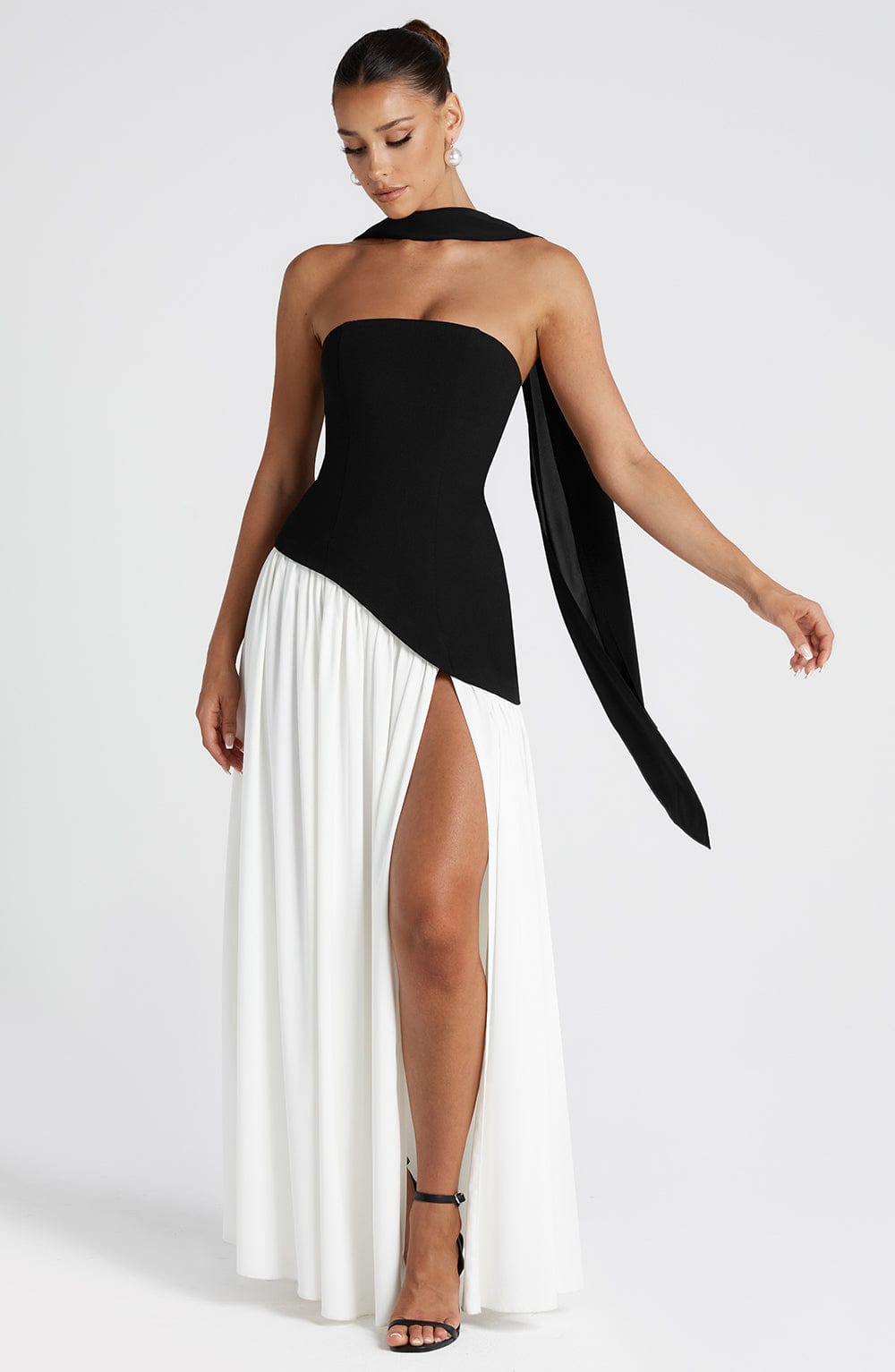 Maliyah | Sort Lang Kjole Maxi med Bustier-Overdel og Høj Slids | Bicolor Design til Sommerfest 6
