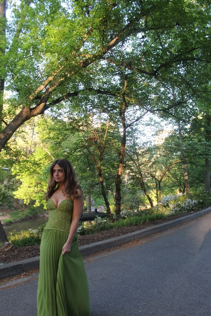 Liana Oliwkowa Sukienka Gorsetowa Maxi – Plisowana, Halter
