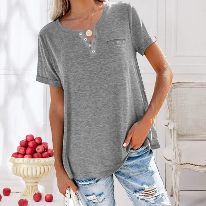 Astrid T-shirt Dame med Knaplukning – Brystlomme i Bomuld  Panorla