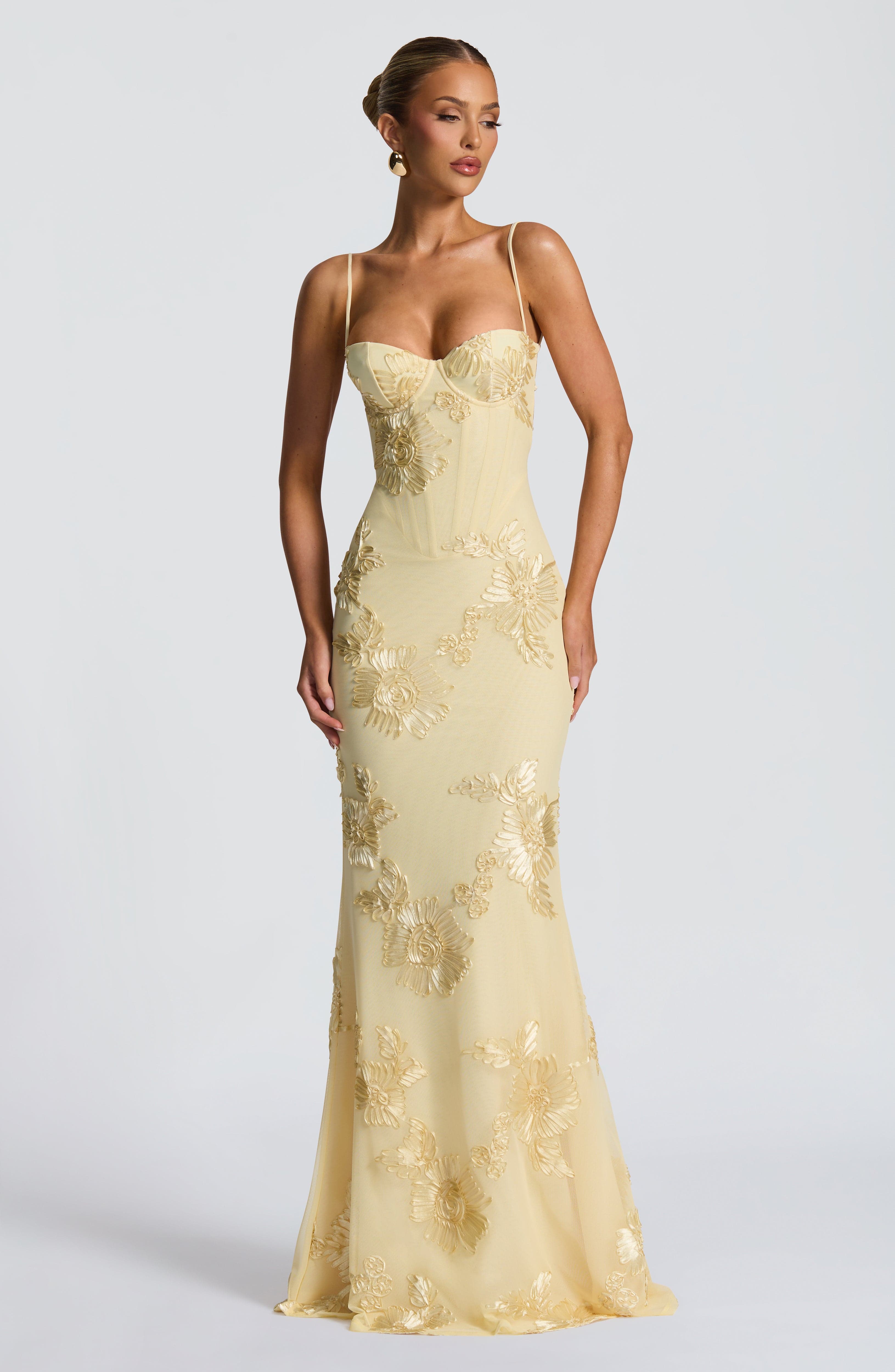 Nefertiti | Maxi Kjole med Blomster-Broderi & Åben Snøre-Ryg | Elegant Festkjole til Sommerbryllup 7