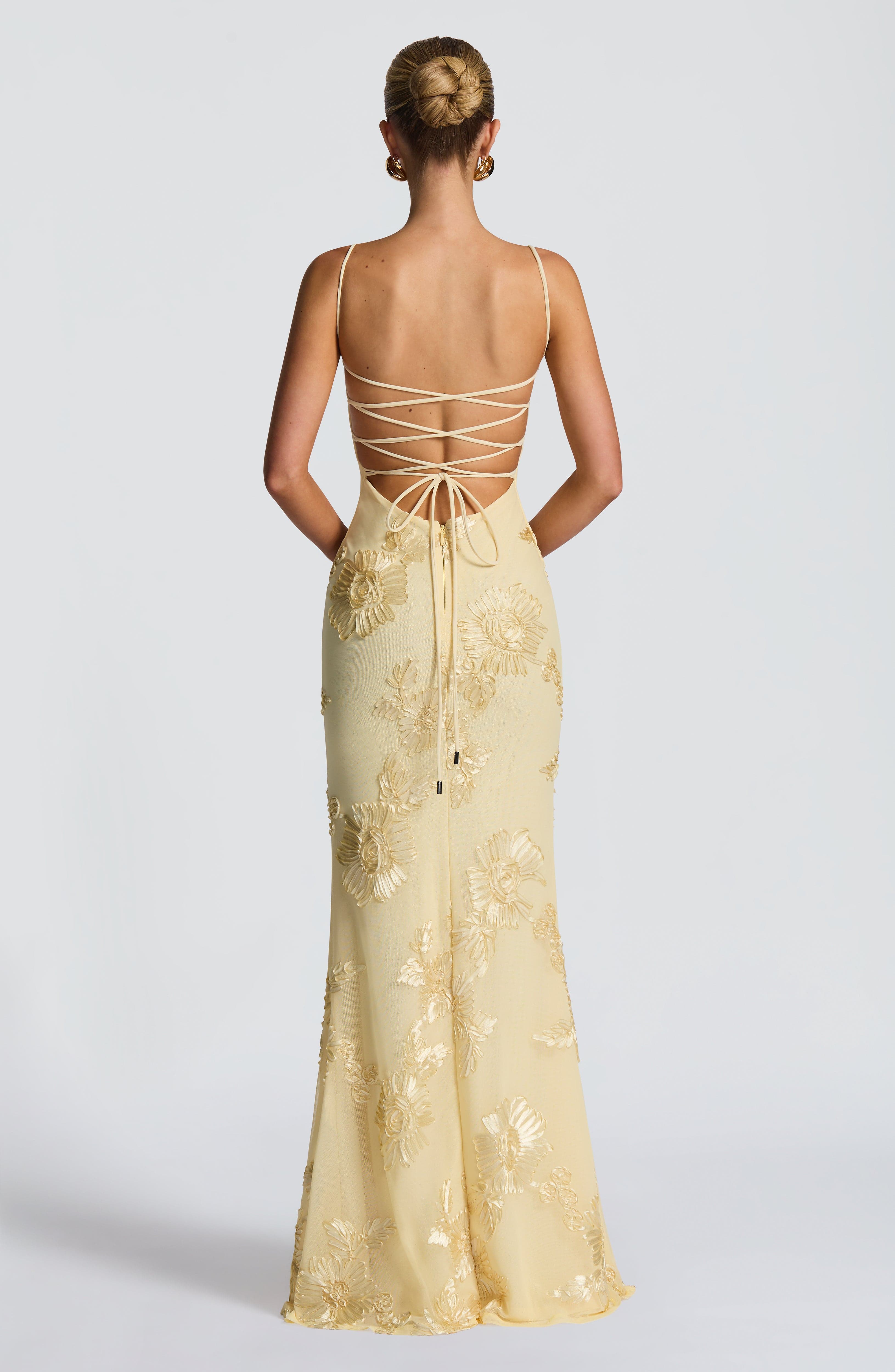 Nefertiti | Maxi Kjole med Blomster-Broderi & Åben Snøre-Ryg | Elegant Festkjole til Sommerbryllup 2