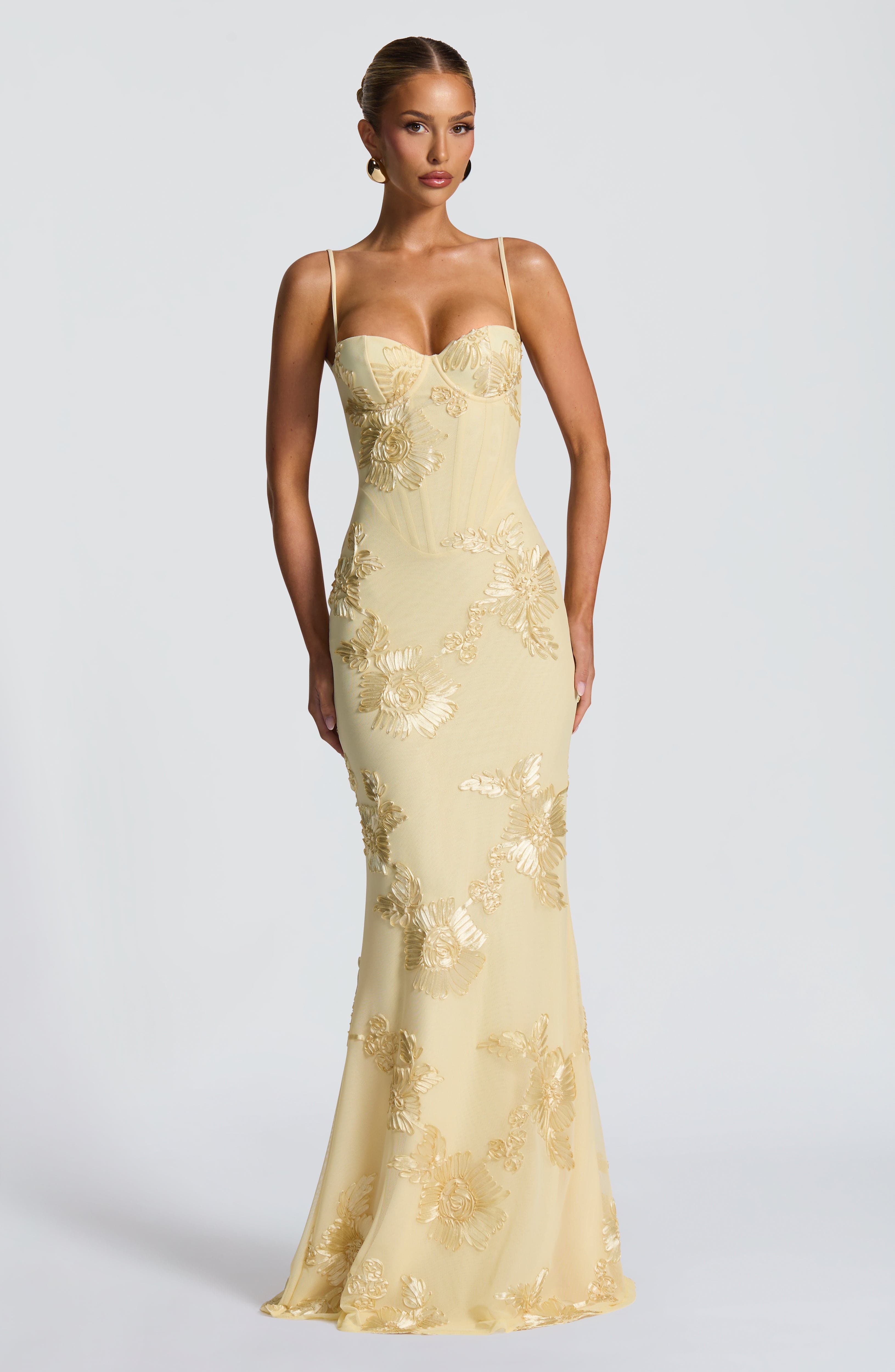 Nefertiti | Maxi Kjole med Blomster-Broderi & Åben Snøre-Ryg | Elegant Festkjole til Sommerbryllup 3