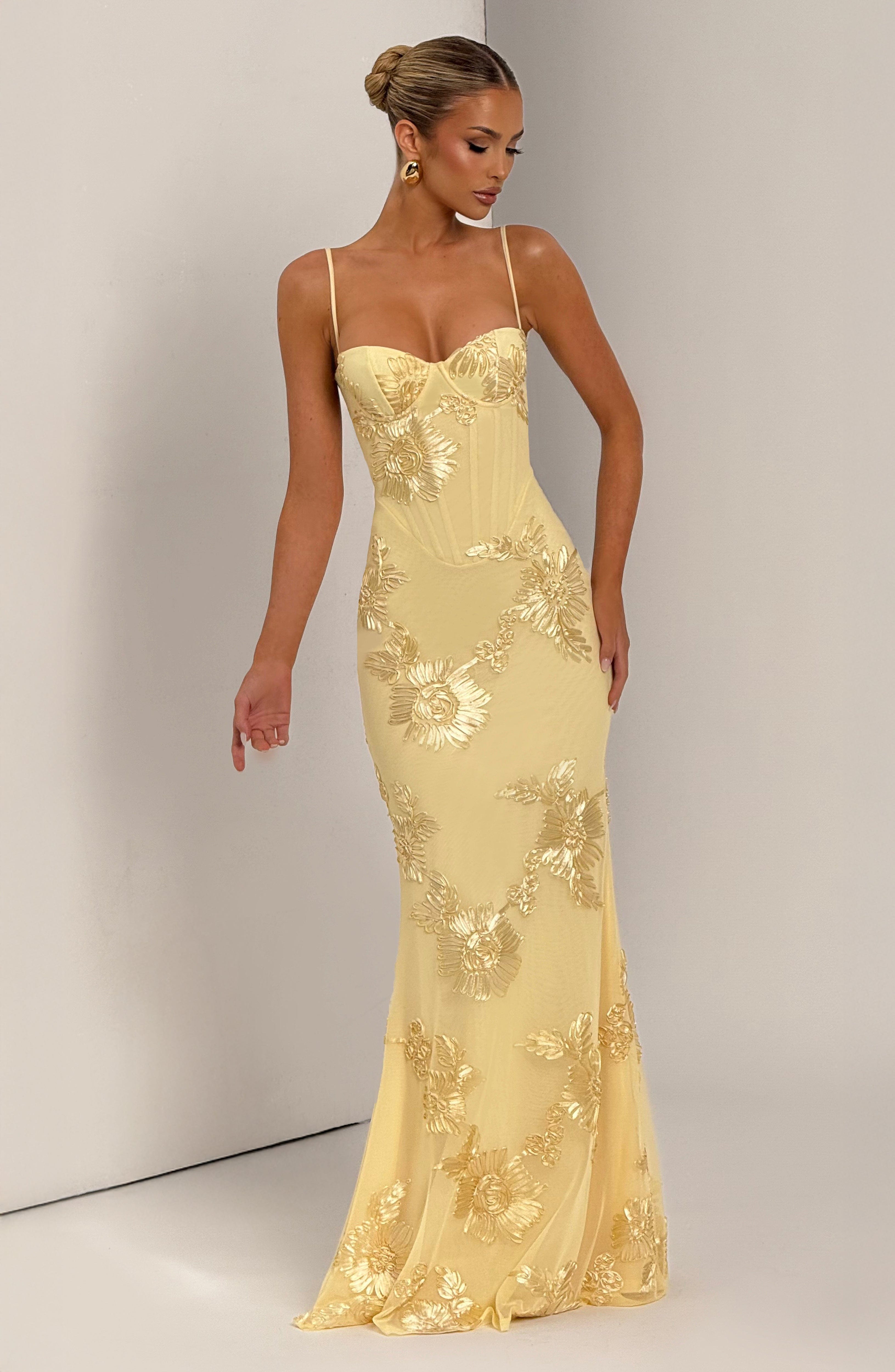 Nefertiti | Maxi Kjole med Blomster-Broderi & Åben Snøre-Ryg | Elegant Festkjole til Sommerbryllup 9