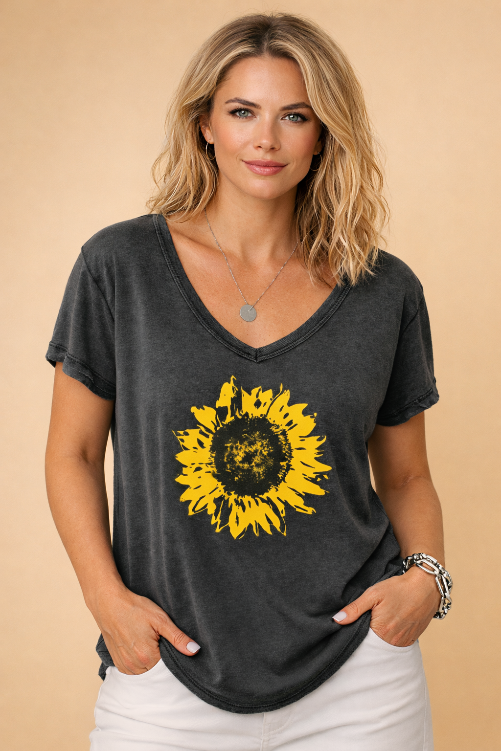 Diana | Solsikke V-hals T-shirt til Dame med Afslappet Pasform | Blød Bomuldsblanding til Sommerens Komfort 1