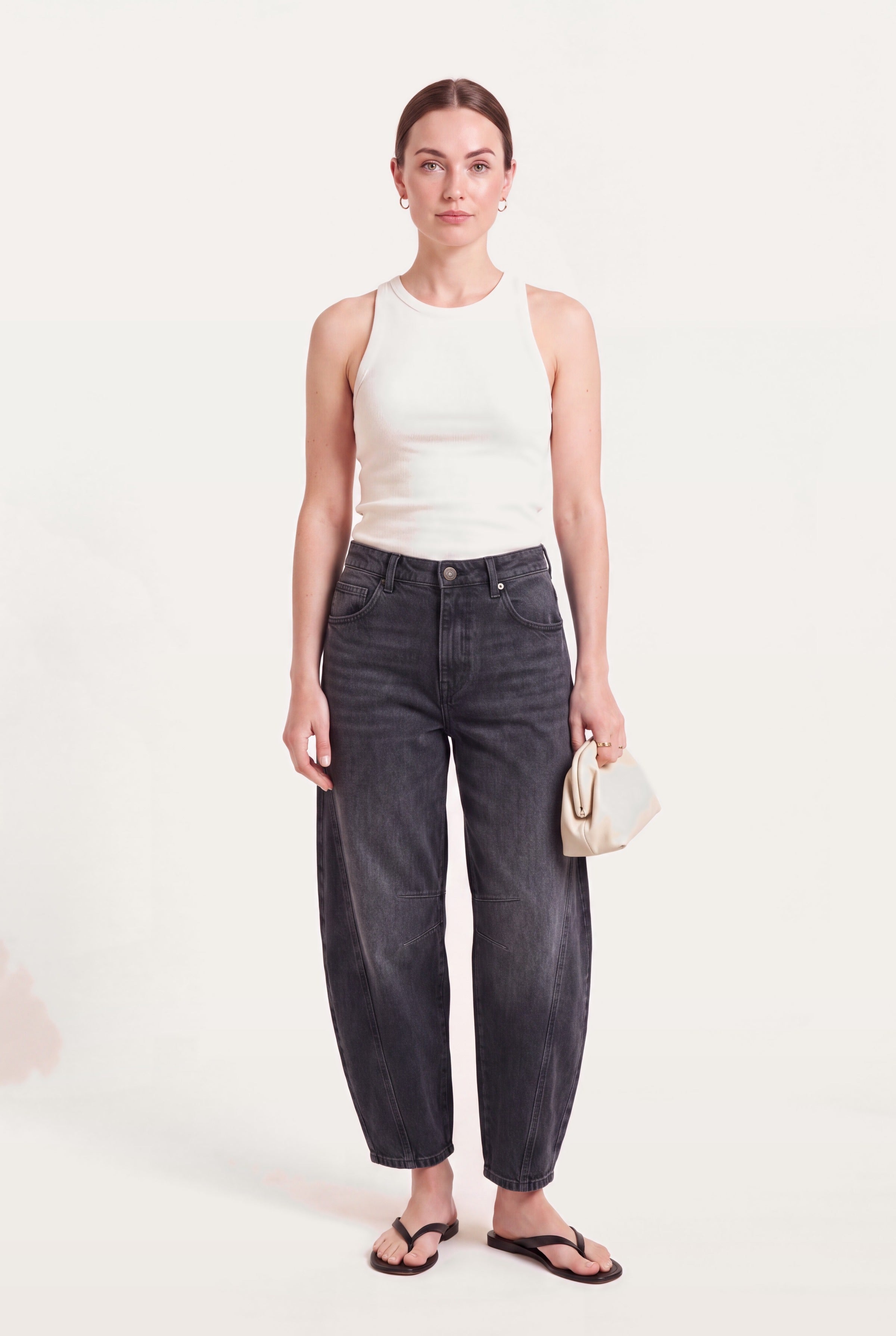 Barrel leg jeans dame i sort vasket denim med mellemhøj talje, set forfra i fuld længde