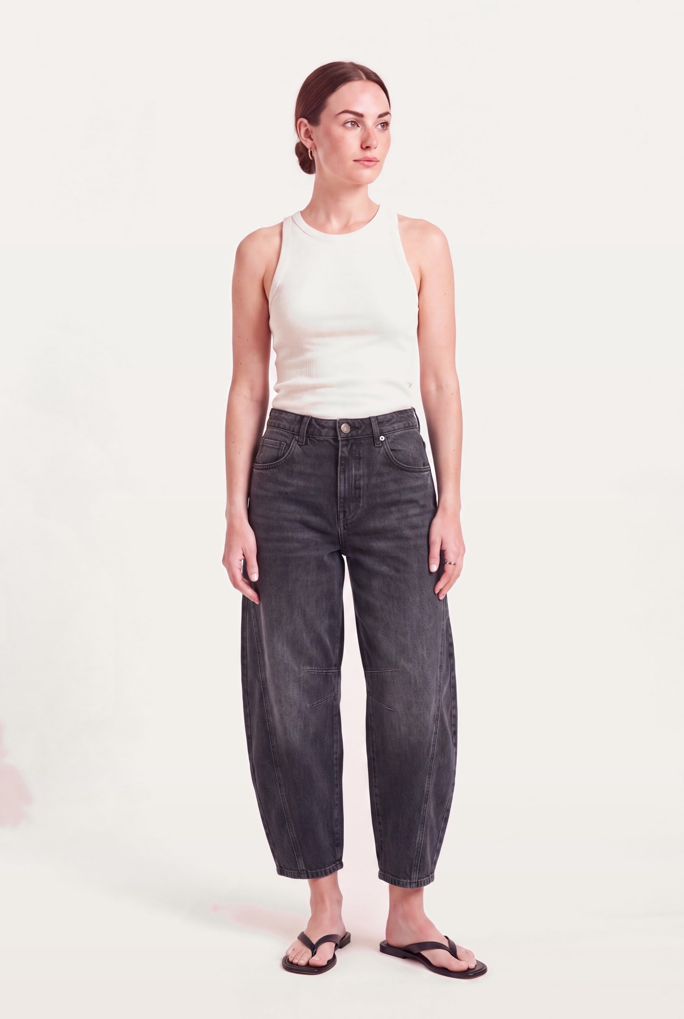 Barrel leg jeans dame i sort denim forfra, buet barrel-ben og ankellængde
