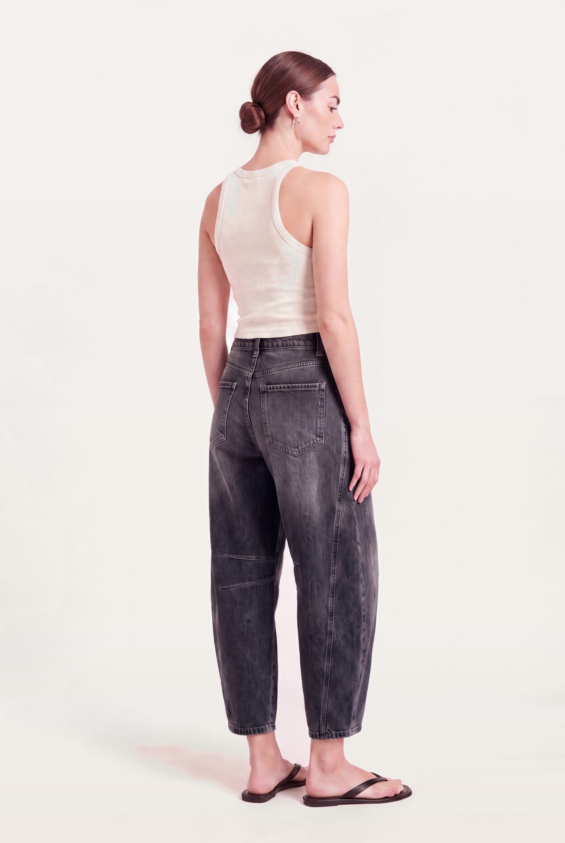 Barrel leg jeans dame i sort denim set bagfra med to påsyede baglommer