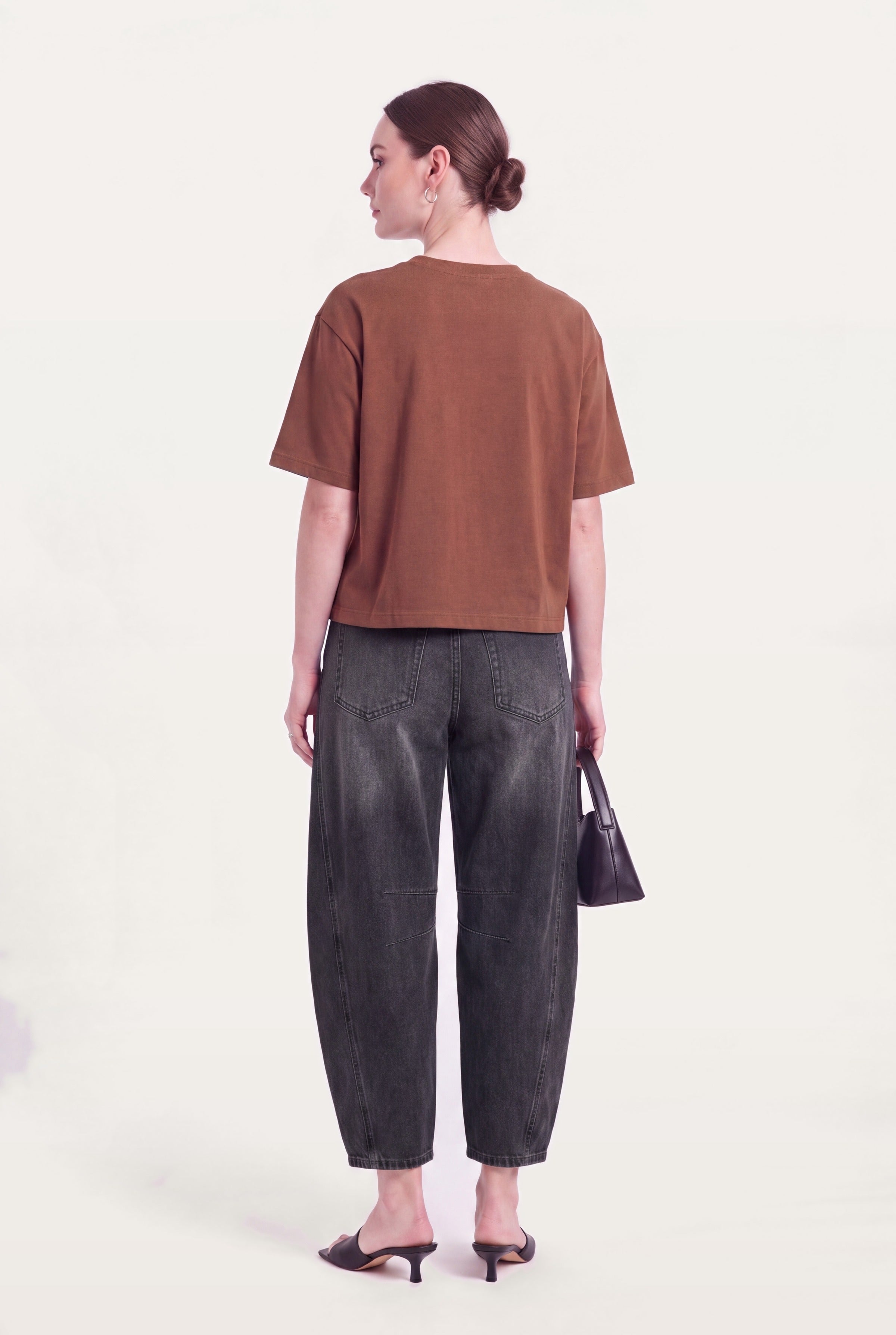 Barrel leg jeans dame i sort denim set bagfra styles med brun top og hæle
