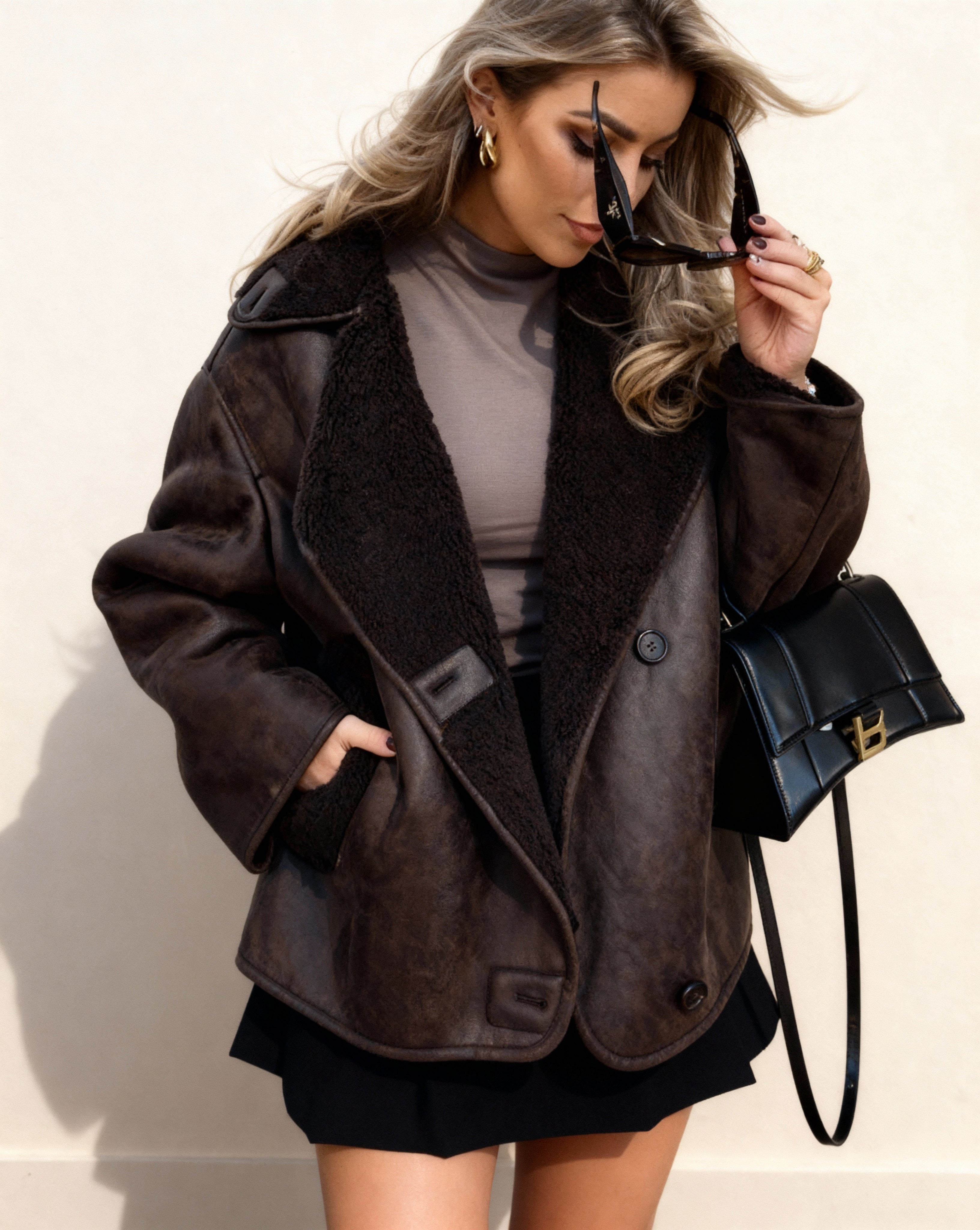 Trine | Cropped Biker Jakke i Brunt Kunstlæder med Asymmetrisk Lynlås | Fitted Design til Forår og Efterår 2
