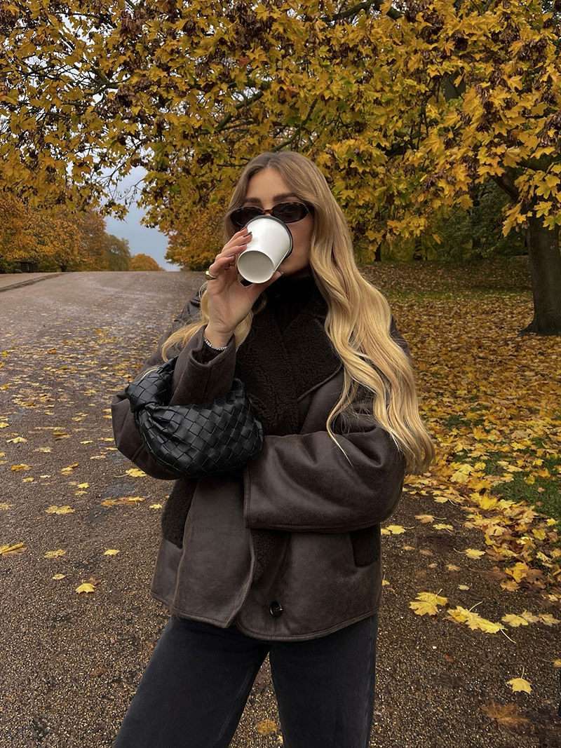 Trine | Cropped Biker Jakke i Brunt Kunstlæder med Asymmetrisk Lynlås | Fitted Design til Forår og Efterår 5