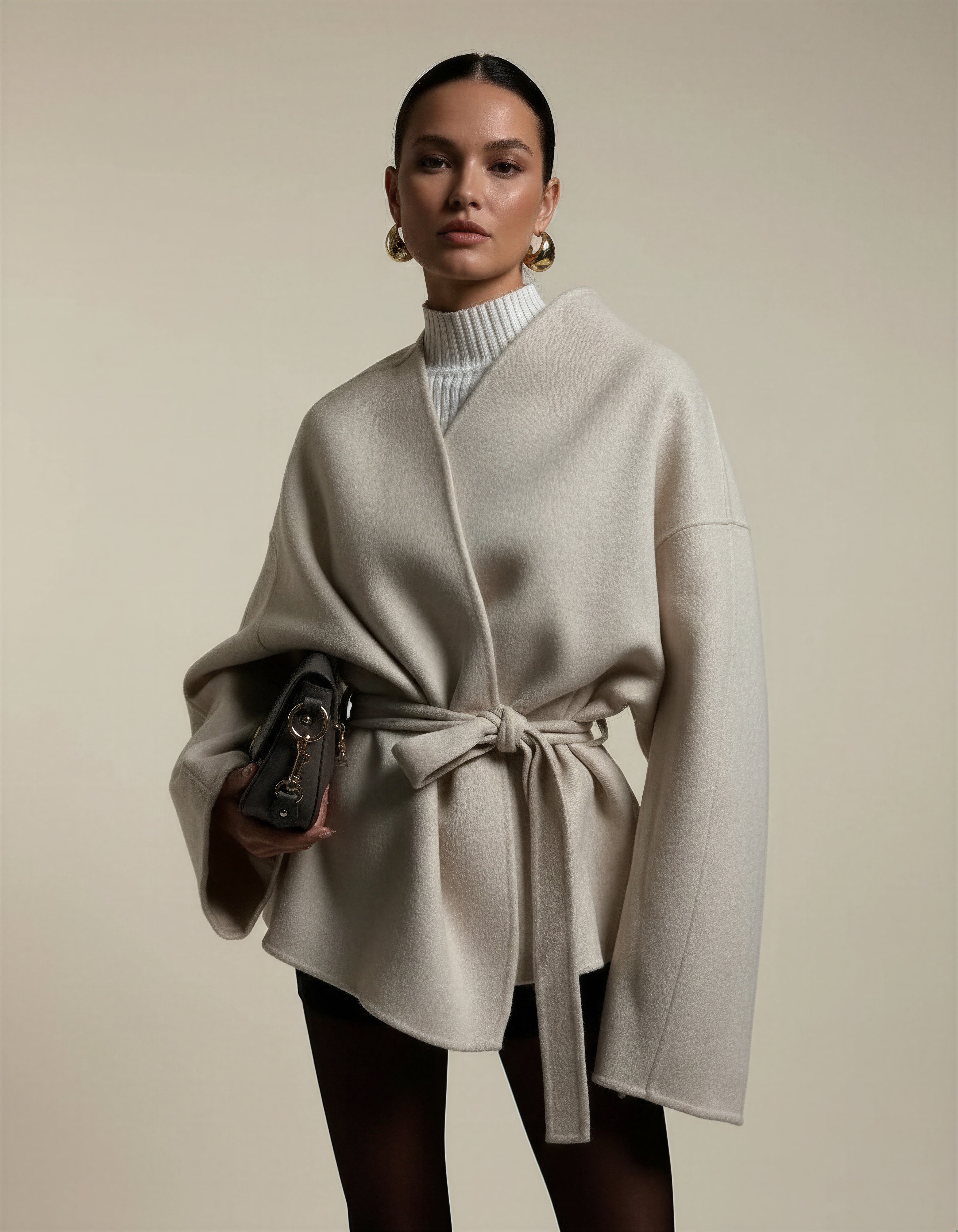 Helle | Tailored Frakke Dame i Beige med Selvbindende Bælte | Elegant Silhuet til Efterår og Vinter 1