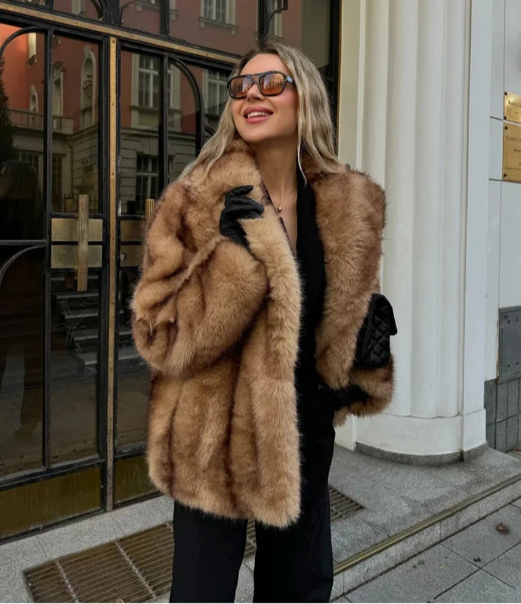 Linnea | Lang Vinterjakke Dame i Oversized Kunstpels med Turn-Down Krave | Varm og Stilfuld til Efterår og Vinter 3