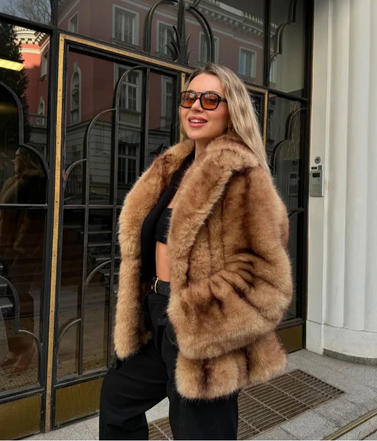 Linnea | Lang Vinterjakke Dame i Oversized Kunstpels med Turn-Down Krave | Varm og Stilfuld til Efterår og Vinter 4