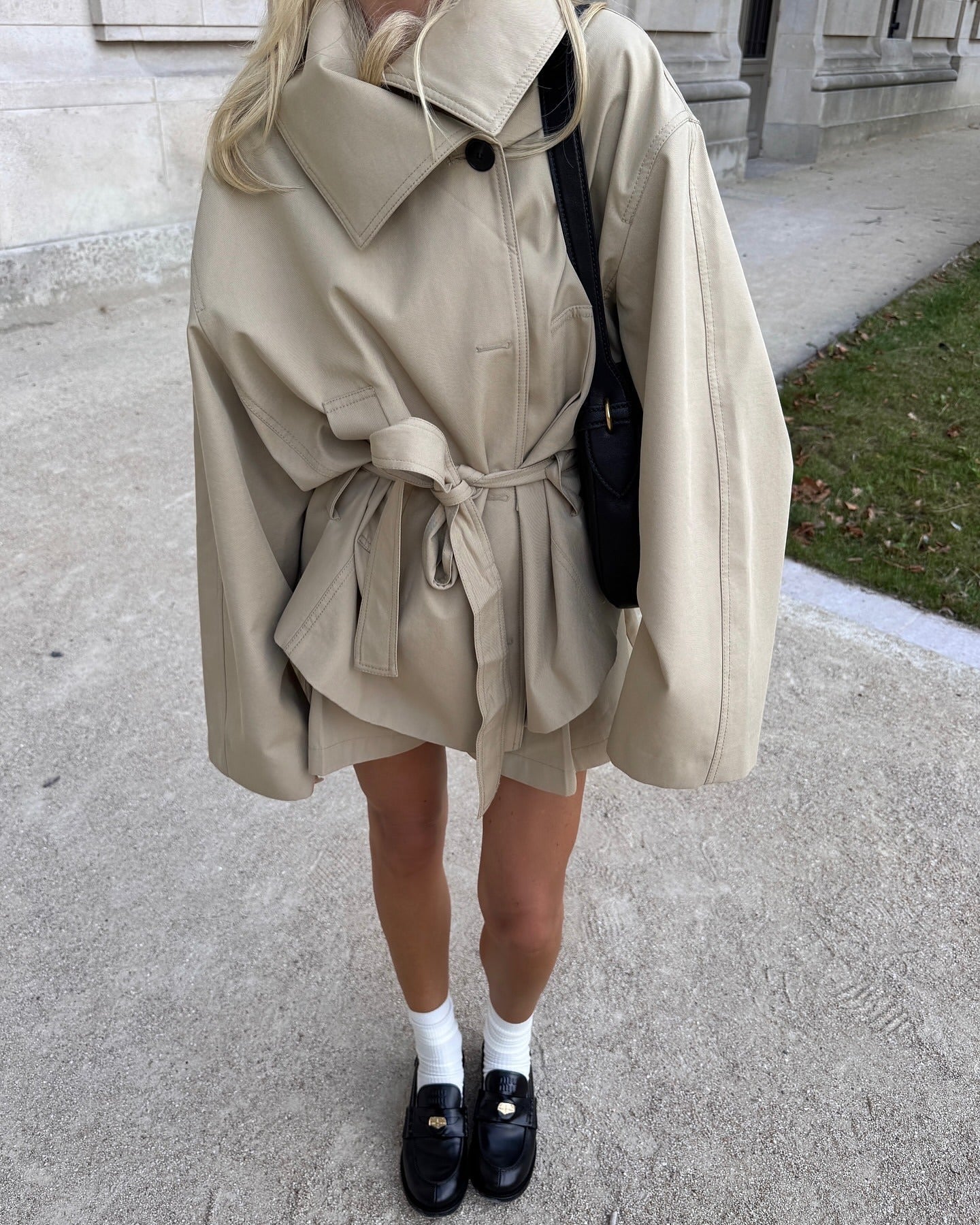Selma | Kort Trenchcoat Dame med Oversized Snit & Selvbindende Bælte | Perfekt til Forår og Efterår 2
