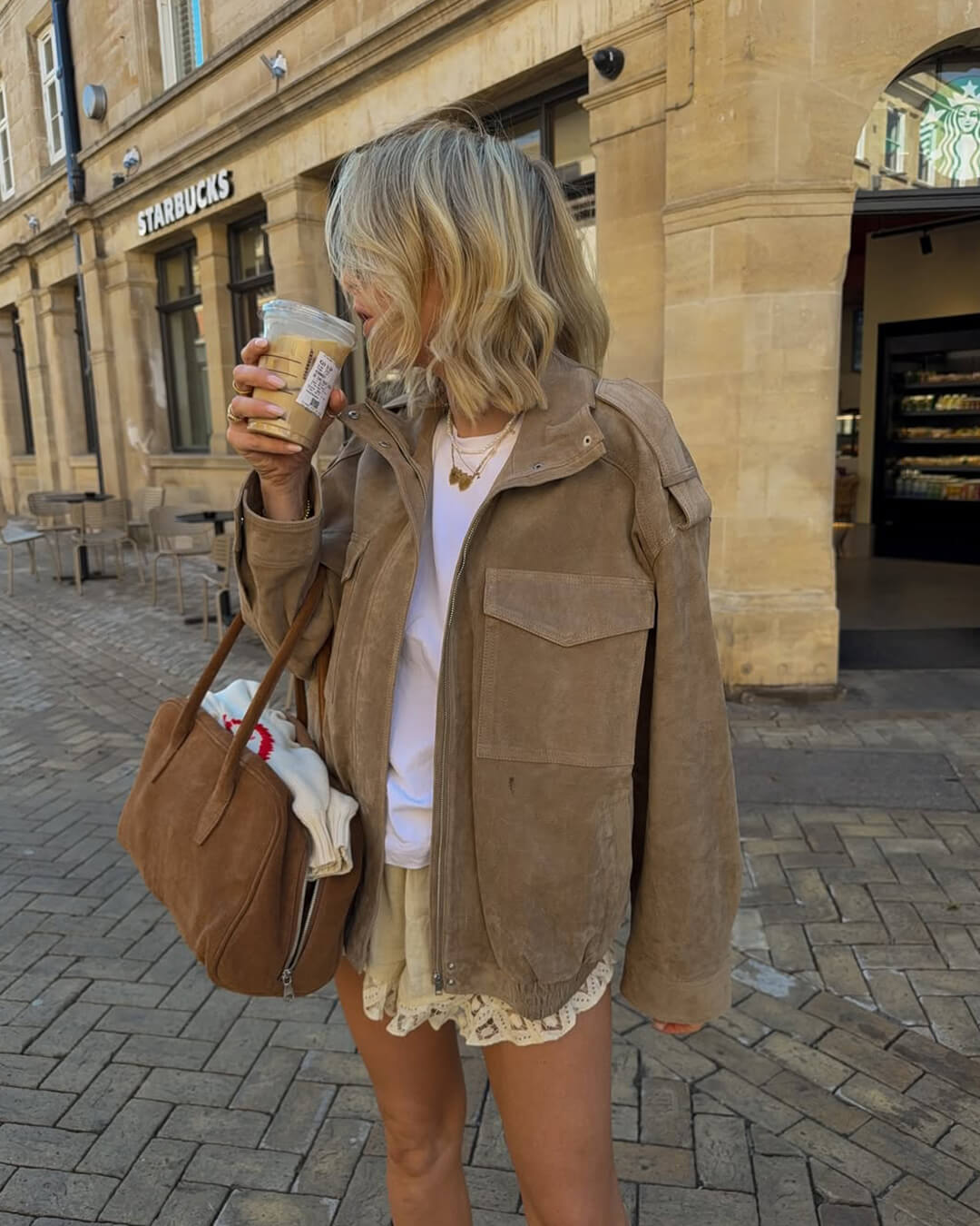 Asta | Bomber Jakke Dame med Opretstående Krave & Fuld Lynlås | Relaxed Fit i Khaki 3